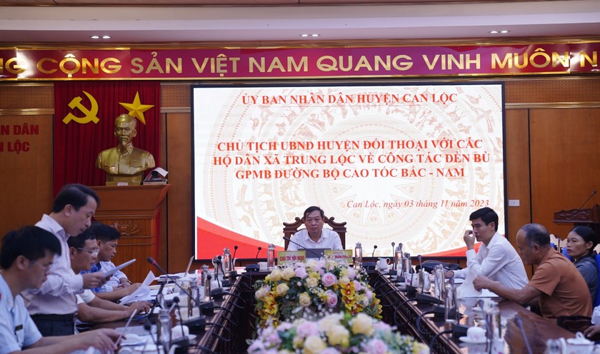 UBND huyện Can Lộc (Hà Tĩnh) đối thoại với người dân về kiến nghị đền bù đất nông nghiệp dự án đường cao tốc Bắc-Nam. Ảnh: PV