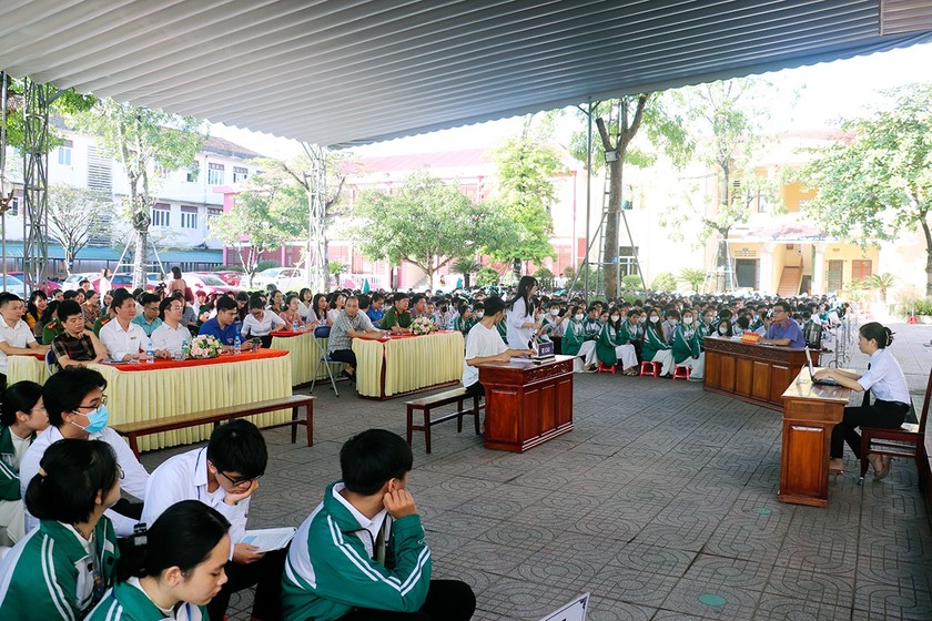 Nhiều trường học ở Hà Tĩnh tuyên truyền phổ biến pháp luật qua phiên tòa giả định. Ảnh: CTV