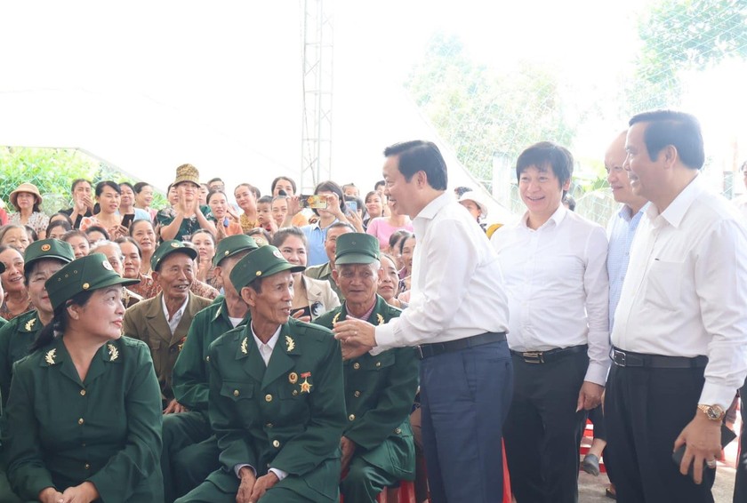 Phó Thủ tướng Chính phủ Trần Hồng Hà thăm hỏi người dân thôn Hạ Triều, xã Khánh Vĩnh Yên, huyện Can Lộc, Hà Tĩnh. Ảnh: Bùi Mai