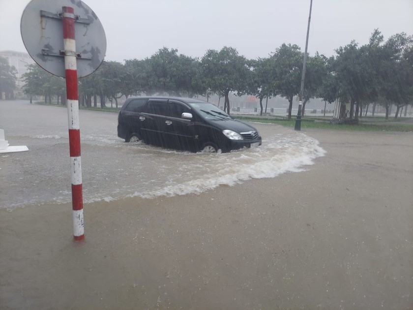 Mưa lớn nhiều tuyến đường ở huyện Can Lộc bị ngập sâu. Ảnh: Bích Liên