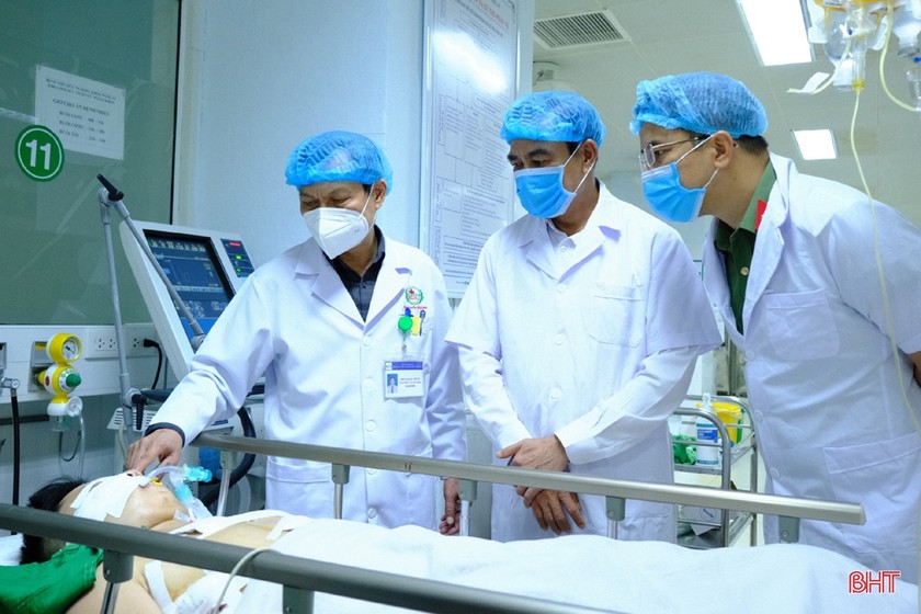 Chủ tịch UBND tỉnh Hà Tĩnh Võ Trọng Hải đến thăm Thượng úy Trần Trung Hiếu tại Bệnh viện Hữu nghị Đa khoa Nghệ An. Ảnh: CAHT