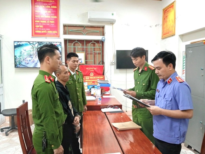 Lực lượng chức năng thi hành lệnh bắt bị can để tạm giam đối với Nguyễn Hùng Cường. Ảnh: Anh Bắc 