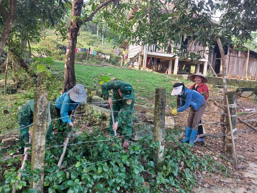 Được sự hướng dẫn của cấp chính quyền và Bộ đội Biên phòng Hà Tĩnh nhiều hộ dân ở bản Rào Tre biết cải tạo vườn. Ảnh: PV
