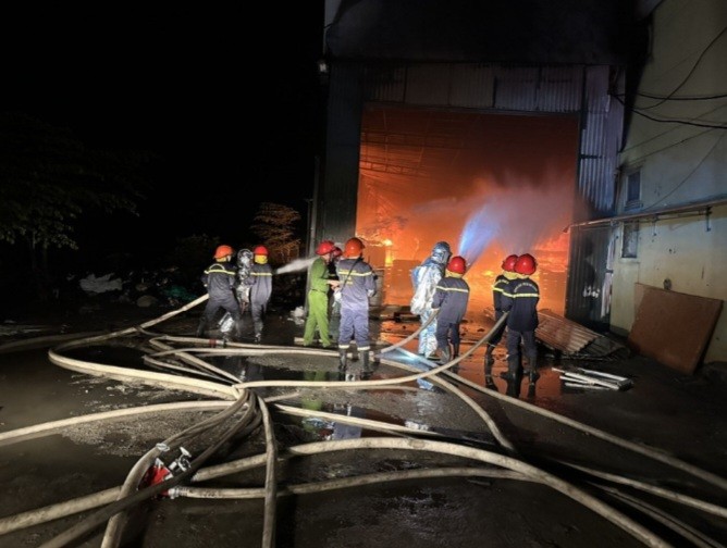 Cháy xưởng gỗ công nghiệp lúc nửa đêm. Ảnh: CTV