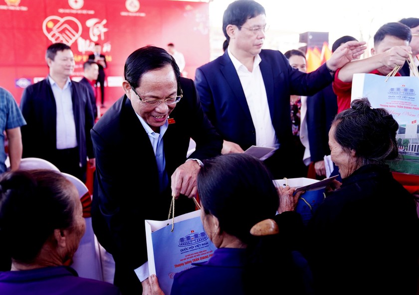 Phó Chủ tịch Quốc hội Trần Quang Phương trao tặng các suất quà tết cho người dân hoàn cảnh khó khăn ở thị xã Kỳ Anh. Ảnh: Cẩm Kỳ