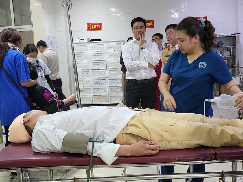 Thiếu tá Hồ Sỹ Tích bị thương nặng phải nhập viện cấp cứu. Ảnh: CAHT