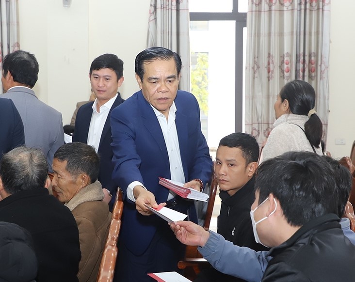 Chủ tịch UBND tỉnh Hà Tĩnh- Võ Trọng Hải trao các phần quà đến các hộ nghèo, hộ cận nghèo, hoàn cảnh khó khăn tại xã Thạch Hưng TP Hà Tĩnh. Ảnh: PV