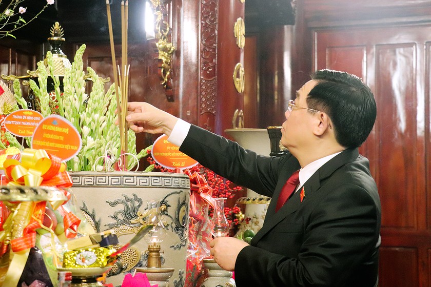 Chủ tịch Quốc hội Vương Đình Huệ dâng hương tưởng niệm Chủ tịch Hồ Chí Minh tại Khu lưu niệm Bác Hồ về thăm Hà Tĩnh. Ảnh: Minh Đức