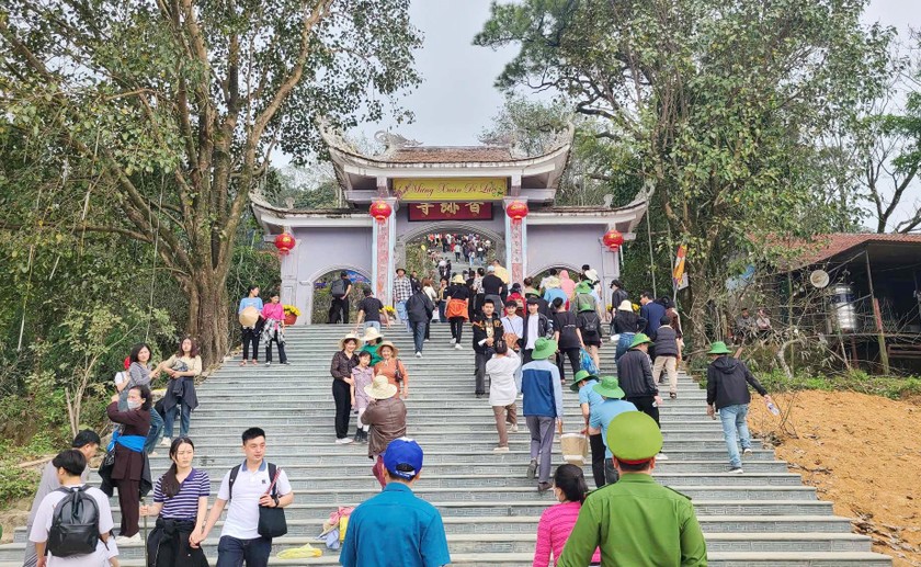 Du khách thập phương vãn cảnh chùa Hương Tích ở Hà Tĩnh. Ảnh: PV