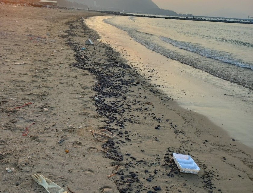 Dầu vón cục dạt vào bờ biển ở xã Kỳ Lợi, thị xã Kỳ Anh. Ảnh: CTV
