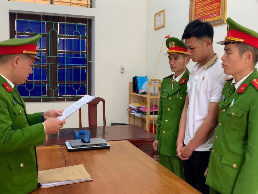 Công an huyện Đức Thọ tống đạt quyết định khởi tố Nguyễn Tuấn Thành. Ảnh: CAHT

