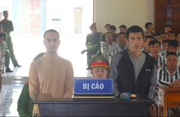 Hai bị cáo Phan Công Thành và Nguyễn Đắc Hoàng tại phiên tòa xét xử. Ảnh: PV