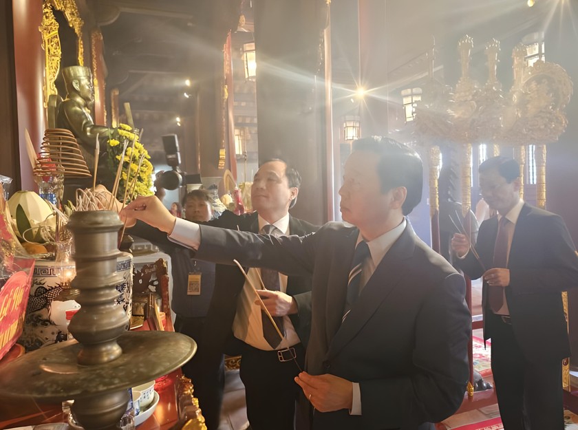 Phó Thủ tướng Chính phủ Trần Hồng Hà và lãnh đạo tỉnh Hà Tĩnh dâng hương trong thượng điện di tích Văn Miếu. Ảnh: PV