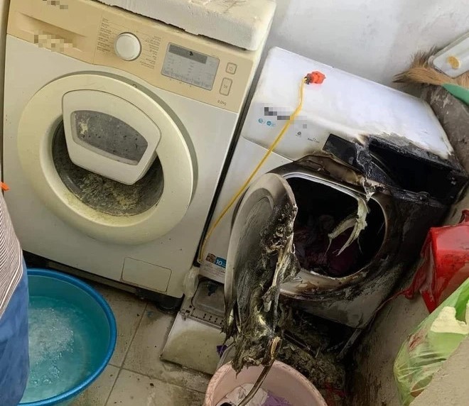 Hiện trường chiếc máy sấy quần áo bị cháy tại một căn hộ chung cư tầng 16, thuộc tòa CT12B Kim Văn Kim Lũ, quận Hoàng Mai, TP Hà Nội bốc cháy. 