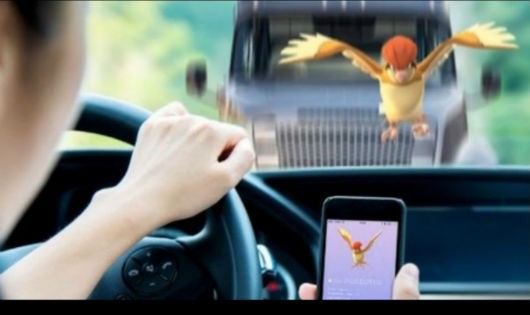 Đặc biệt nguy hiểm khi vừa lái xe vừa chơi Pokemon Go