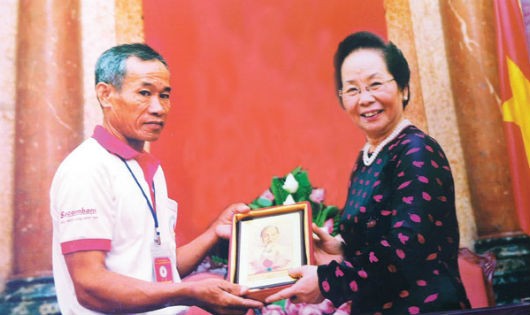 Lão nông Nguyễn Văn Chính nhận kỉ niệm chương từ nguyên Phó Chủ tịch nước Nguyễn Thị Doan.