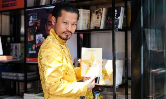 Lê Đình Hùng: Giám đốc Công ty Vàng bạc Đá quý Cửu Long (Cửu Long Jewelry)  