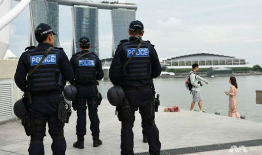  Cảnh sát Singapore bảo vệ khu vực trung tâm Vịnh Marina, nơi suýt thành mục tiêu một vụ khủng bố bằng rocket 