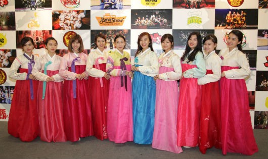 Khán giả Việt Nam mặc thử trang phục Hàn Quốc