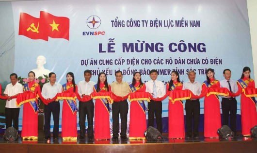 Đại biểu cắt băng mừng công dự án cung cấp điện cho các hộ dân chưa có điện, chủ yếu là đồng bào Khmer tỉnh Sóc Trăng