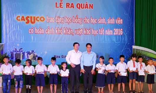  Đại diện lãnh đạo tỉnh Hậu Giang và lãnh đạo Công ty CP Mía đường Cần Thơ trao qùa cho các em học sinh