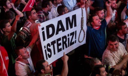 Những người ủng hộ Tổng thống Thổ Nhĩ Kỳ biểu tình tại Quảng trường Kizilay tại Ankara, Thổ Nhĩ Kỳ