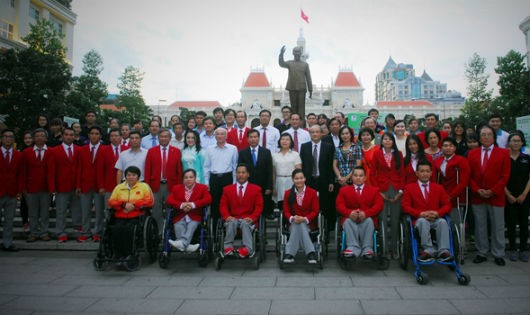  Đoàn thể thao khuyết tật dâng hương trước tượng đài Chủ Tịch Hồ Chí Minh