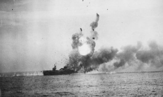 Một người Nhật nổ máy bay theo chiến thuật kamikaze, sau khi đâm vào boong giữa tàu Essex bay ngày  25/11/1944.