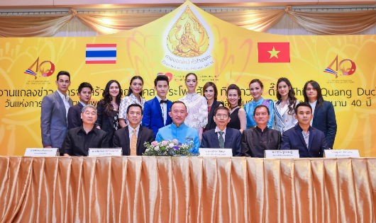  Ông Panadda Diskul - Bộ trưởng văn phòng phủ Thủ tướng Thái Lan ( áo xanh ) và các nghệ sỹ tham gia sự kiện.