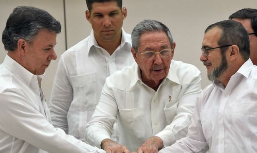 Thủ lĩnh FARC Timoleon Jimenez (phải) và Tổng thống Colombia Juan Manuel Santos (trái), Chủ tịch Cuba Raul Castro (giữa) tại lễ ký kết thỏa thuận hòa bình ở La Habana. (Nguồn: AFP) 