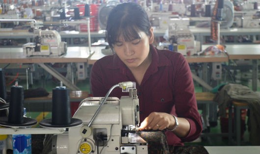 Trở về sau tai nạn sập hầm thủy điện, chị Ngọc xin làm công nhân cho một công ty gần nhà.