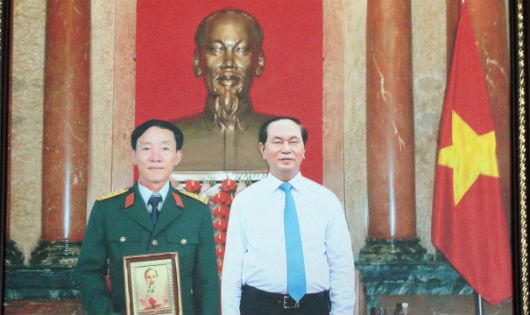 Ông Hòa được chủ tịch nước Trần Đại Quang trao tặng bằng khen