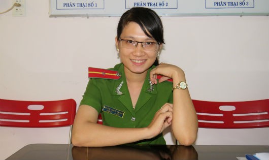 Thiếu úy Võ Thị Thùy Trang làm cán bộ quản giáo khi còn rất trẻ