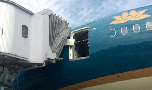Cánh cửa máy bay Boeing 787 bị ống lồng xô lệch tại Nội Bài ngày 4/7