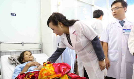 Bộ trưởng Y tế Nguyễn Thị Kim Tiến thăm một bệnh nhân SXH đang điều trại tại Đắk Lắk