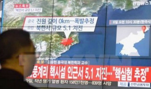 Người dân Hàn Quốc theo dõi bản tin về những rung chấn của động đất gần bãi thử hạt nhân Punggye-ri của Triều Tiên. (Nguồn: Kyodo)