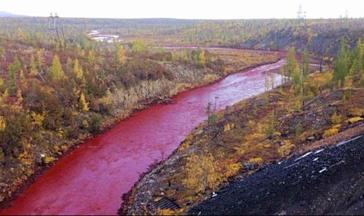 Nước sông Daldykan chuyển màu đỏ rực 