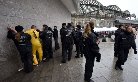 Cảnh sát bắt giữ nhiều người trong lễ kỷ niệm Weiberfastnacht ngày 4/2 tại Cologne, Đức. (Nguồn: Getty Images)