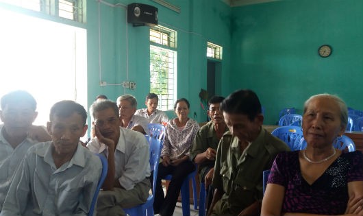 Đông đảo người dân thôn Trung Kiên phản ánh với phóng viên