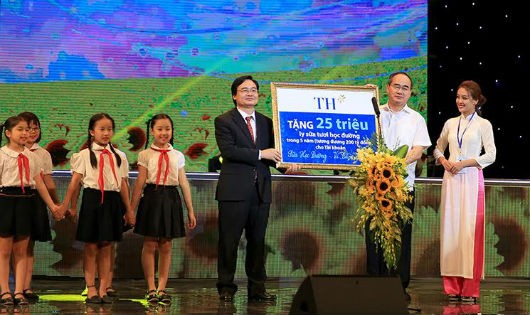 Bộ trưởng Phùng Xuân Nhạ thay mặt Bộ GD&ĐT nhận tài khoản Sữa học đường Vì tầm vóc Việt do Chủ tịch Ủy ban Trung ương MTTQ Việt Nam Nguyễn Thiện Nhân trao.