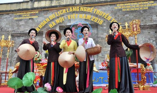 Xẩm tàu điện do Trung tâm phát triển nghệ thuật âm nhạc Việt Nam biểu diễn tại lễ khai mạc 