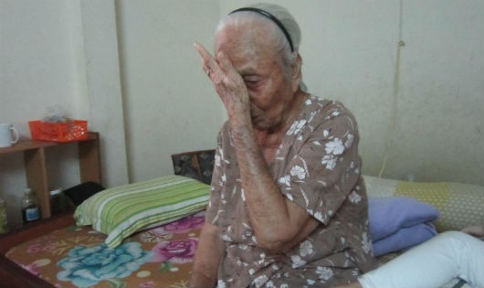 Người mẹ gần 80 tuổi khóc thương con tử nạn