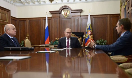 Tổng thống Putin (giữa) tại cuộc họp với tân Giám đốc SVR Naryshkin (phải) và ông Fradkov, người sắp mãn nhiệm SVR