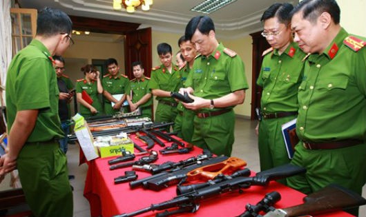 Nhiều loại súng với hàng trăm viên đạn của một ổ nhóm tội phạm có tổ chức đã bị CATP Hà Nội thu giữ