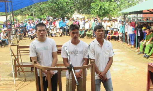 Các bị cáo Y Sang, Y Đen và Y Kluy (từ trái qua) tại phiên tòa