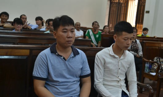 Bị cáo Giang (bên trái) và bị cáo Cường tại tòa