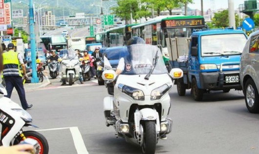 Cảnh sát Đài Loan phải phong tỏa hai con đường gần nơi diễn ra lễ tang và cử 260 nhân viên an ninh tới giám sát