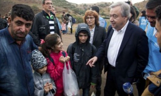 Ông Antonio Guterres (thứ 3 từ phải sang) trò chuyện với người di dân trên đảo Lesbos (Hy Lạp) vào tháng 10/2015