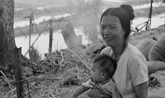 Chị Dương Thị Niên (Tây Ninh) đau xót trước cảnh nhà cửa bị bọn Khmer Đỏ tàn sát, đốt phá.