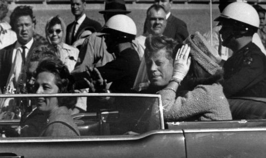 Vợ chồng tổng thống Kennedy gần 1 phút trước khi ông Kennedy bị bắn.